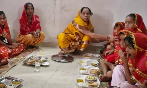 Bareilly: नवमी पर्व पर कन्याओं के पैर पूजन के साथ हवन Bareilly: नवमी पर्व पर कन्याओं के पैर पूजन के साथ हवन