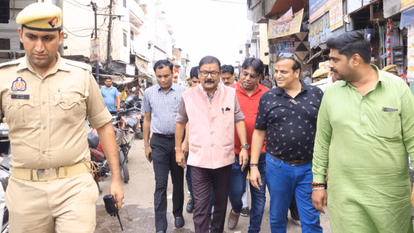 Bareilly: दशहरा पर शांति और सुरक्षा सुनिश्चित करने के लिए डीएम ने लिया जायजा