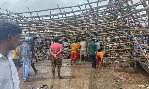 Jagatsinghpur : भारी बारिश के कारण बालिकुडा में पूजा पंडाल गिरा, 2 घायल