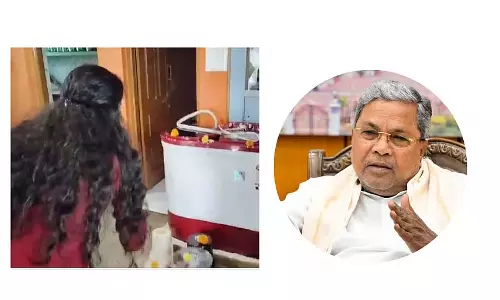 Karnataka : गृहलक्ष्मी के पैसों से महिला ने खरीदी वॉशिंग मशीन Karnataka : गृहलक्ष्मी के पैसों से महिला ने खरीदी वॉशिंग मशीन