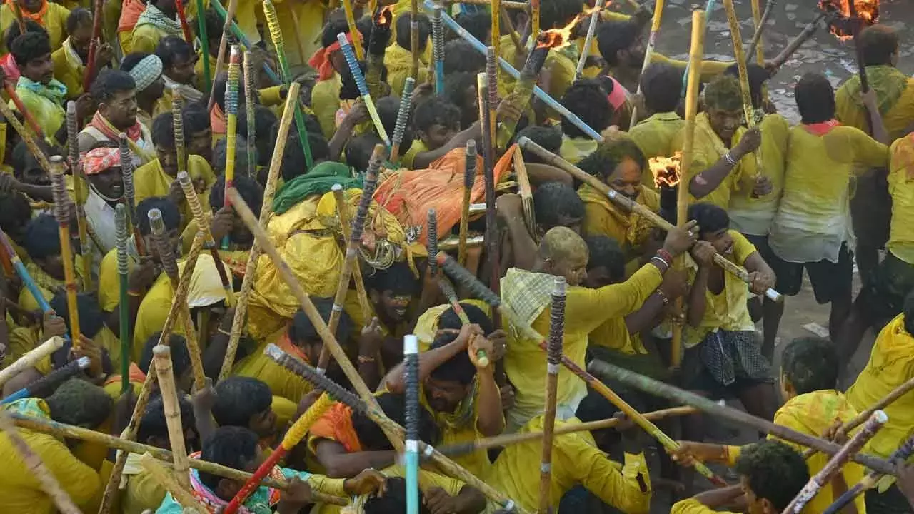 देवरागट्टू बन्नी उत्सव: जब लाठी-युद्ध के घावों को दैवीय आशीर्वाद माना जाता है देवरागट्टू बन्नी उत्सव: जब लाठी-युद्ध के घावों को दैवीय आशीर्वाद माना जाता है