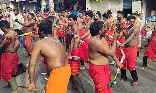 चौदेश्वरी अम्मन मंदिर में चाकू फेंकने का उत्सव: बड़ी संख्या में लोग भाग लेते है चौदेश्वरी अम्मन मंदिर में चाकू फेंकने का उत्सव: बड़ी संख्या में लोग भाग लेते है