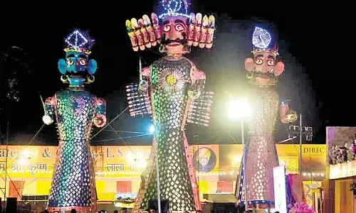 बारिश में भीगे रावण, सीएम रेखा गुप्ता ने की छोटी देवियों की सराहना