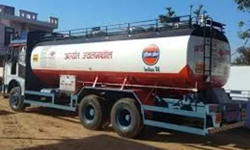 रायपुर में 26 हजार लीटर पेट्रोल डीजल जब्त, अवैध ऑइल यार्ड का पर्दाफाश रायपुर में 26 हजार लीटर पेट्रोल डीजल जब्त, अवैध ऑइल यार्ड का पर्दाफाश