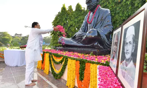 Jaipur: मुख्यमंत्री ने गांधी-शास्त्री की जयंती पर दी पुष्पांजलि Jaipur: मुख्यमंत्री ने गांधी-शास्त्री की जयंती पर दी पुष्पांजलि