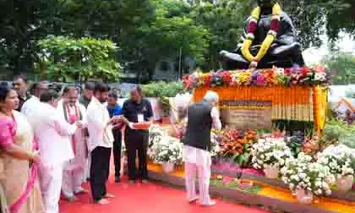 Telangana: राज्यपाल और मुख्यमंत्री ने बापू घाट पर दी श्रद्धांजलि
