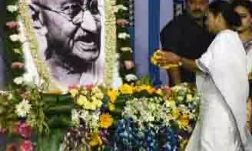गांधी जयंती पर बंगाल की CM ने सांप्रदायिक सद्भाव पर जोर दिया गांधी जयंती पर बंगाल की CM ने सांप्रदायिक सद्भाव पर जोर दिया