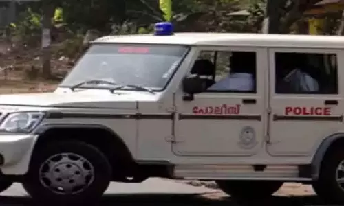 Kerala : अलप्पुझा में बेटी ने चाकू मारकर मां को गंभीर रूप से घायल किया Kerala : अलप्पुझा में बेटी ने चाकू मारकर मां को गंभीर रूप से घायल किया