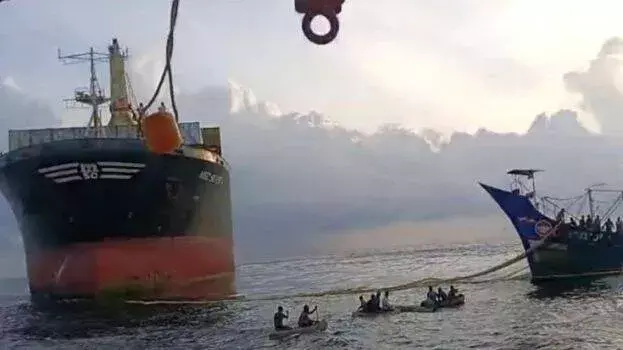 Kerala: कोच्चि तट पर MSC जहाज ने मछली नाव को टक्कर मारी Kerala: कोच्चि तट पर MSC जहाज ने मछली नाव को टक्कर मारी