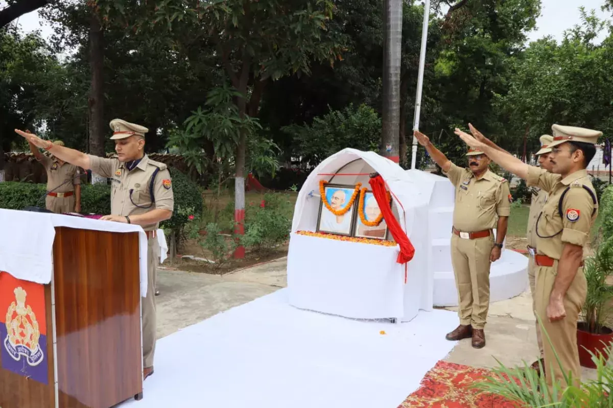 Pratapgarh: पुलिस लाइन में गांधी जयंती पर श्रद्धांजलि व शपथ ग्रहण कार्यक्रम Pratapgarh: पुलिस लाइन में गांधी जयंती पर श्रद्धांजलि व शपथ ग्रहण कार्यक्रम