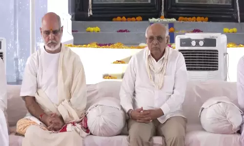 गुजरात CM ने पोरबंदर में गांधी को दी पुष्पांजलि गुजरात CM ने पोरबंदर में गांधी को दी पुष्पांजलि