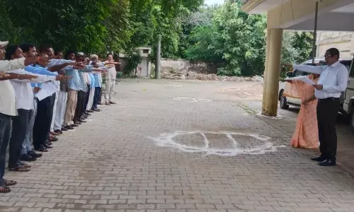 Pratapgarh: जिला पंचायत कार्यालय में गांधी जयंती पर झंडारोहण व शपथ Pratapgarh: जिला पंचायत कार्यालय में गांधी जयंती पर झंडारोहण व शपथ