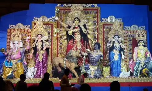 Assam: दुर्गा पूजा चेन्नई में बड़े पैमाने पर होती है और इसके पीछे एक कारण है Assam: दुर्गा पूजा चेन्नई में बड़े पैमाने पर होती है और इसके पीछे एक कारण है