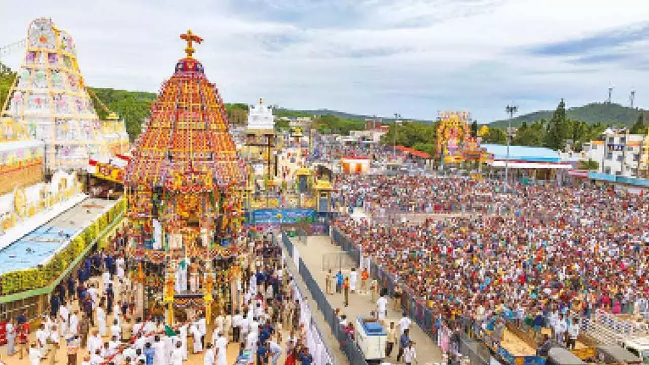ब्रह्मोत्सव दिवस-8: तिरुमला में हजारों लोगों ने देखा रथोत्सव ब्रह्मोत्सव दिवस-8: तिरुमला में हजारों लोगों ने देखा रथोत्सव