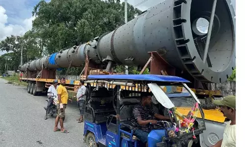 Assam : डिगबोई के पास एनएच-38 पर खड़ी रिफाइनरी की गाड़ी दुर्घटनाग्रस्त, आठ लोग घायल Assam : डिगबोई के पास एनएच-38 पर खड़ी रिफाइनरी की गाड़ी दुर्घटनाग्रस्त, आठ लोग घायल