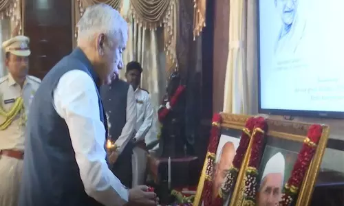 आंध्र प्रदेश के राज्यपाल ने महात्मा गांधी और लाल बहादुर शास्त्री को श्रद्धांजलि अर्पित की आंध्र प्रदेश के राज्यपाल ने महात्मा गांधी और लाल बहादुर शास्त्री को श्रद्धांजलि अर्पित की