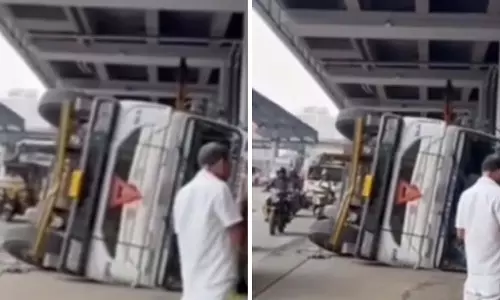 Mumbai : पोइसर मेट्रो के पास WEH पर सीमेंट मिक्सर पलटा Mumbai : पोइसर मेट्रो के पास WEH पर सीमेंट मिक्सर पलटा