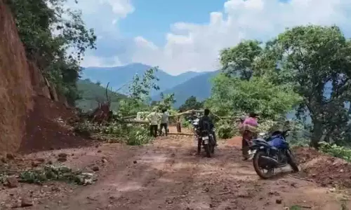 Odisha: गजपति में लगातार बारिश से भूस्खलन, सड़क संपर्क टूटा Odisha: गजपति में लगातार बारिश से भूस्खलन, सड़क संपर्क टूटा