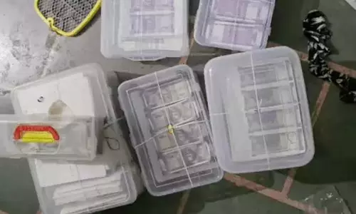 नकली नोट बनाने वाले पति-पत्नी को गिरफ्तार, 12.20 लाख रुपए जब्त नकली नोट बनाने वाले पति-पत्नी को गिरफ्तार, 12.20 लाख रुपए जब्त