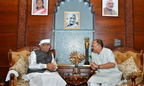 Jaipur: विधानसभा अध्यक्ष ने राज्यपाल बागडे से की मुलाकात Jaipur: विधानसभा अध्यक्ष ने राज्यपाल बागडे से की मुलाकात