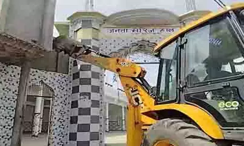 Sambhal: अतिक्रमण पर कार्रवाई, मैरिज हॉल ध्वस्त, मस्जिद को समय दिया गया Sambhal: अतिक्रमण पर कार्रवाई, मैरिज हॉल ध्वस्त, मस्जिद को समय दिया गया