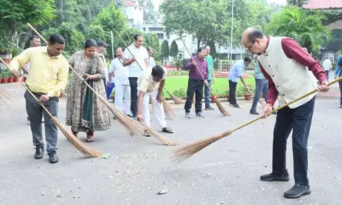राज्यपाल डेका ने गांधी जयंती पर की साफ-सफाई राज्यपाल डेका ने गांधी जयंती पर की साफ-सफाई