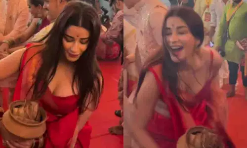 पंडाल में डांस करती Naira Banerjee ट्रोल हुईं, पहनावे पर उठे सवाल पंडाल में डांस करती Naira Banerjee ट्रोल हुईं, पहनावे पर उठे सवाल
