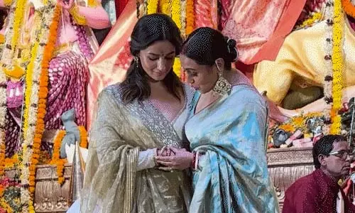 Rani Mukerji और काजोल के दुर्गा पूजा पंडाल में बंगाली लुक में पहुंचीं आलिया भट्ट