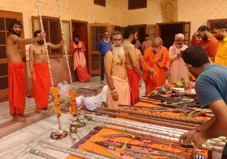 Haridwar: महानिर्वाणी अखाड़े में शस्त्र पूजन, संतों ने धर्म रक्षा की शपथ ली Haridwar: महानिर्वाणी अखाड़े में शस्त्र पूजन, संतों ने धर्म रक्षा की शपथ ली