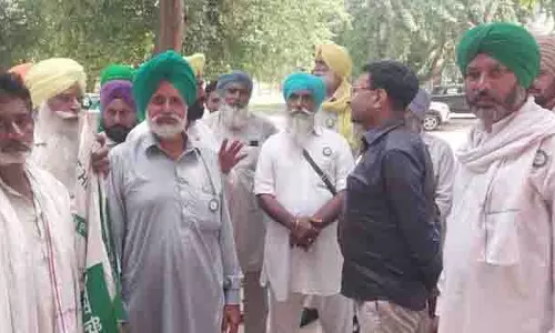 Ludhiana: प्रशासन ने पराली जलाने के बारे में जागरूकता फैलाने के लिए यूनियन नेताओं को शामिल किया Ludhiana: प्रशासन ने पराली जलाने के बारे में जागरूकता फैलाने के लिए यूनियन नेताओं को शामिल किया