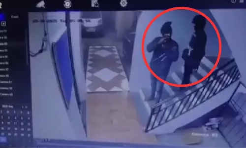 Pune : कोथरुड में आवासीय सोसाइटी में घुसे दो हथियारबंद लुटेरे Pune : कोथरुड में आवासीय सोसाइटी में घुसे दो हथियारबंद लुटेरे