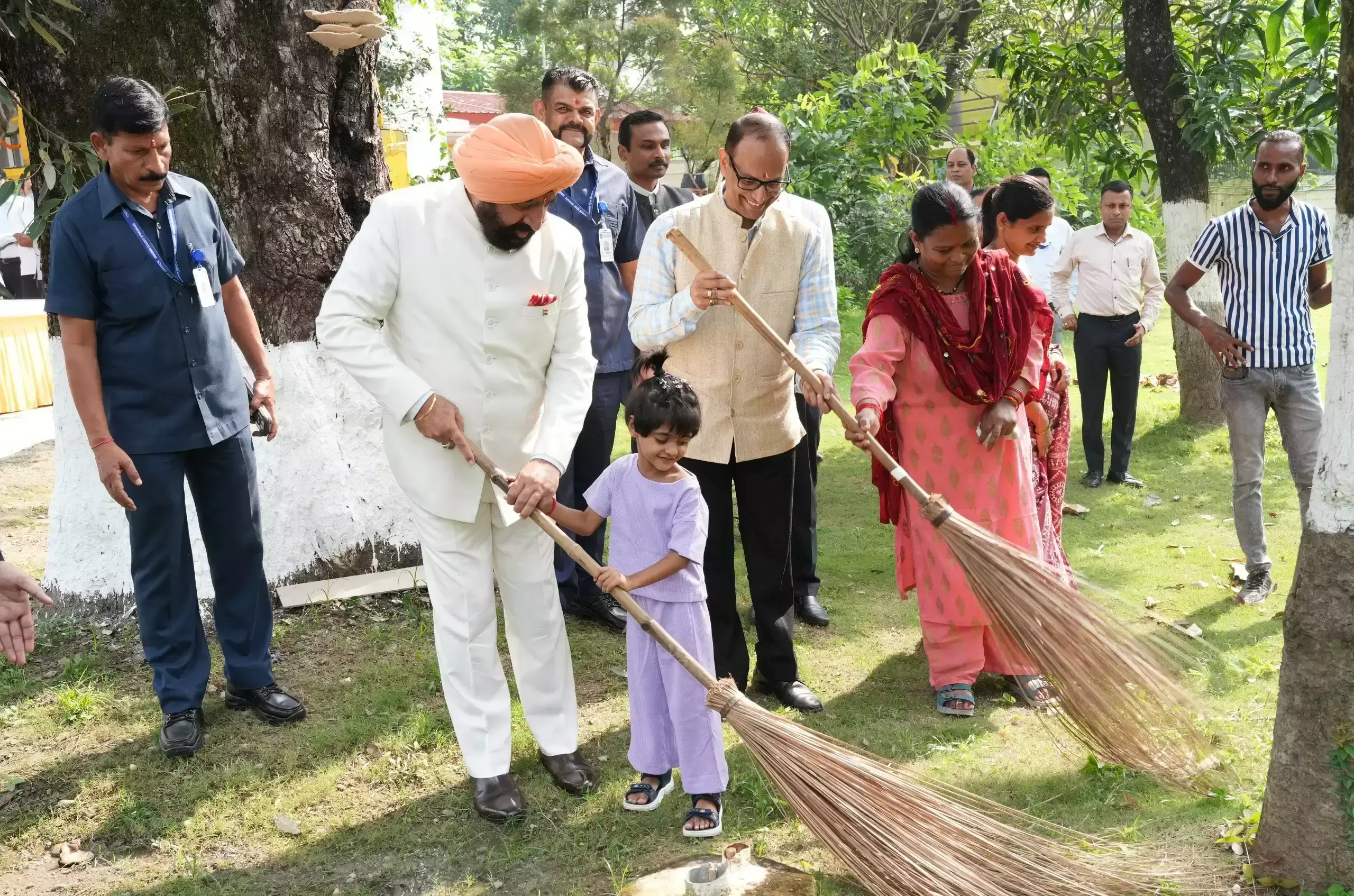Dehradun: स्वच्छता के संदेश के लिए राज्यपाल ने किया सक्रिय योगदान Dehradun: स्वच्छता के संदेश के लिए राज्यपाल ने किया सक्रिय योगदान
