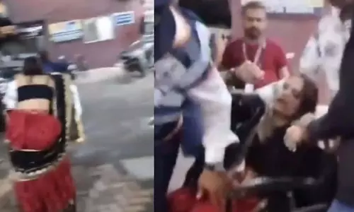 MP : गरबा खेलकर घर लौट रही महिला को वाहन ने टक्कर मारी MP : गरबा खेलकर घर लौट रही महिला को वाहन ने टक्कर मारी
