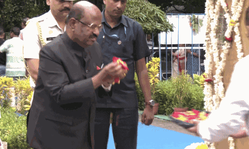 पश्चिम बंगाल के राज्यपाल ने महात्मा गांधी की 156वीं जयंती पर उन्हें पुष्पांजलि अर्पित की पश्चिम बंगाल के राज्यपाल ने महात्मा गांधी की 156वीं जयंती पर उन्हें पुष्पांजलि अर्पित की