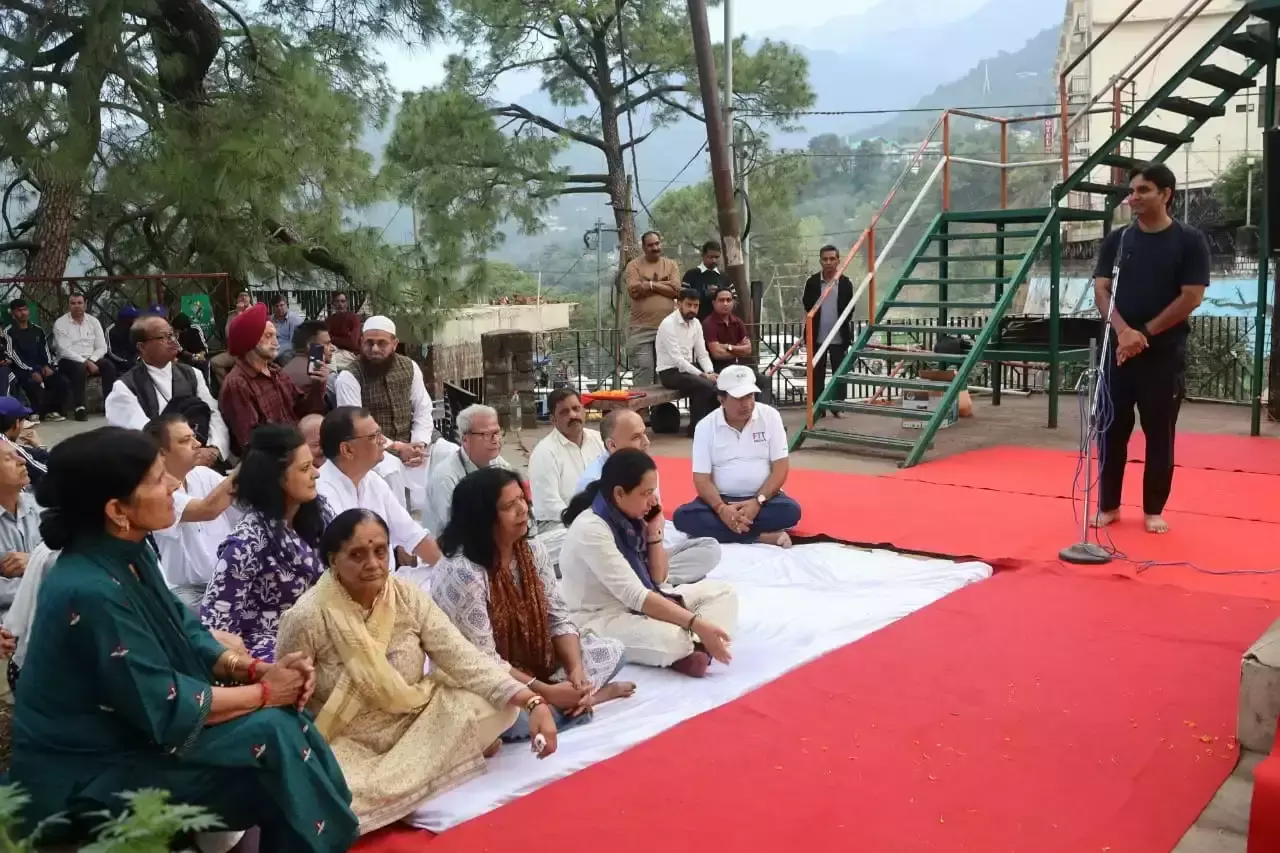 Dharamshala: गांधी जयंती पर धर्मशाला में भजन कार्यक्रम, श्रद्धालुओं ने किया आनंद Dharamshala: गांधी जयंती पर धर्मशाला में भजन कार्यक्रम, श्रद्धालुओं ने किया आनंद