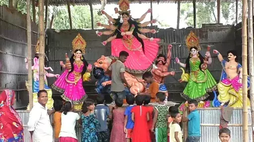 Bangladesh में हिंदुओं ने डर के साथ मनाई दुर्गा पूजा: शेख हसीना के बेटे Bangladesh में हिंदुओं ने डर के साथ मनाई दुर्गा पूजा: शेख हसीना के बेटे