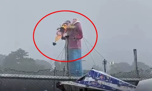 अरे भैया ये क्या है! रावण दहन से पहले रावण का पुतला का सिर टूट गया, देखें नजारा अरे भैया ये क्या है! रावण दहन से पहले रावण का पुतला का सिर टूट गया, देखें नजारा