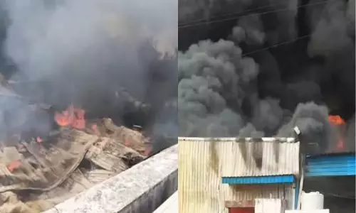 Gurugram: कपड़ों के वेयरहाउस में लगी भीषण आग Gurugram: कपड़ों के वेयरहाउस में लगी भीषण आग