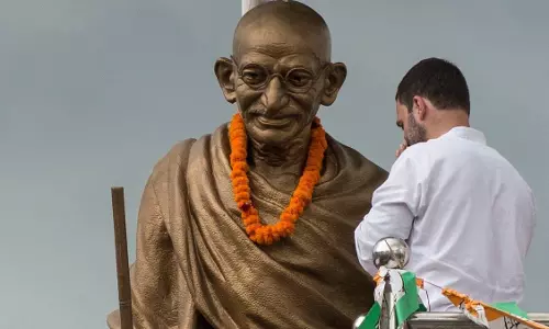 राहुल, प्रियंका गांधी ने महात्मा गांधी, लाल बहादुर शास्त्री को श्रद्धांजलि दी