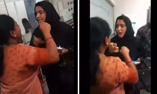 Viral clip में नम्मा मेट्रो स्टेशन पर कन्नड़ बोलने को लेकर दो महिलाओं के बीच झड़प दिखाई दे रही Viral clip में नम्मा मेट्रो स्टेशन पर कन्नड़ बोलने को लेकर दो महिलाओं के बीच झड़प दिखाई दे रही