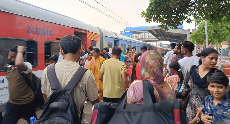 Jind: त्योहारी सीजन में जींद रेलवे स्टेशन पर भीड़ का तांता Jind: त्योहारी सीजन में जींद रेलवे स्टेशन पर भीड़ का तांता