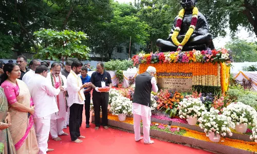 Telangana के राज्यपाल और CM ने हैदराबाद के बापू घाट पर श्रद्धांजलि अर्पित की Telangana के राज्यपाल और CM ने हैदराबाद के बापू घाट पर श्रद्धांजलि अर्पित की