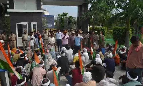 Haryana police ने करनाल में स्वास्थ्य कर्मियों के मार्च को रोका