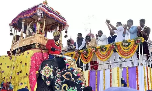 देवी चामुंडेश्वरी को पुष्पांजलि; सीएम ने शुरू की जंबो सवारी