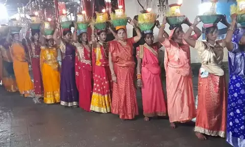 देवी दुर्गा की मूर्ति और जवारा कलशों का हुआ विसर्जन देवी दुर्गा की मूर्ति और जवारा कलशों का हुआ विसर्जन