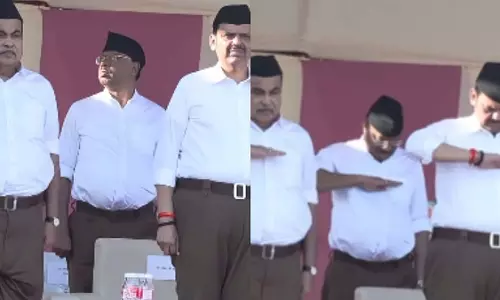 Maharashtra : मुख्यमंत्री ,केंद्रीय मंत्री संघ की वर्दी पहनकर आरएसएस शताब्दी समारोह में शामिल हुए Maharashtra : मुख्यमंत्री ,केंद्रीय मंत्री संघ की वर्दी पहनकर आरएसएस शताब्दी समारोह में शामिल हुए