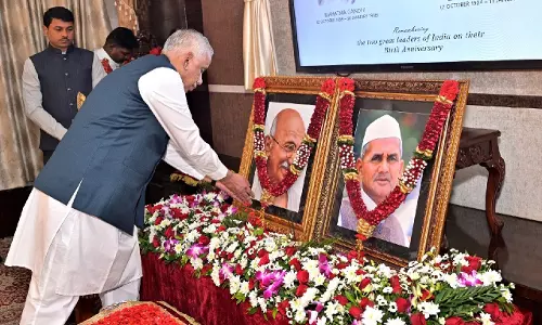 Andhra के राज्यपाल और CM ने महात्मा गांधी और लाल बहादुर शास्त्री को श्रद्धांजलि दी Andhra के राज्यपाल और CM ने महात्मा गांधी और लाल बहादुर शास्त्री को श्रद्धांजलि दी