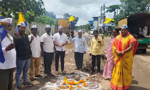 Pune : निवासियों ने पीएमसी की लापरवाही के विरोध में दशहरे पर गड्ढा पूजा की