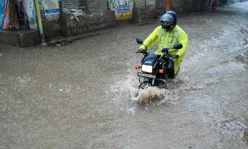 तटीय आंध्र प्रदेश में दबाव बढ़ने से भारी बारिश की संभावना तटीय आंध्र प्रदेश में दबाव बढ़ने से भारी बारिश की संभावना