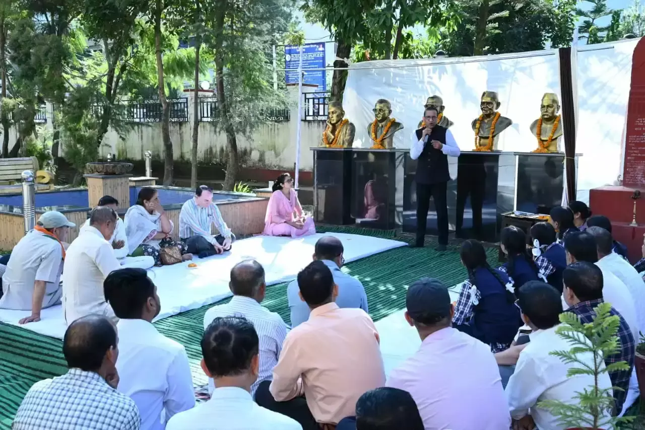 Uttarkashi: गांधी जयंती पर महापुरूषों की मूर्तियों का हुआ लोकार्पण